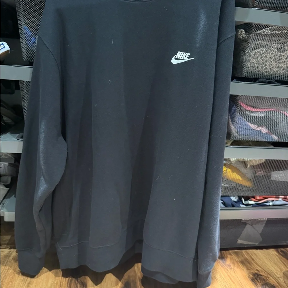 Nike Classic Black Crewneck Sweatshirt - Picture 1 of 2